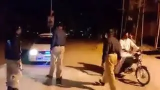 Police Lathi Charge During Lockdown At Kharadar Karachi | Karachi Curfew | Corona Virus | 23 March