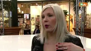 Vappu Pimiä juonsi Myllyn kevätmuotinäytöksen.