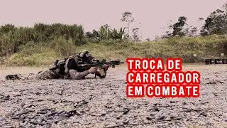 Troca de Carregador em Combate Militar