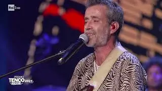 Daniele Silvestri premiato al Premio Tenco 2025 e canta ''Le cose in comune'' e ''Mi persi''