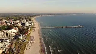 Scharbeutz: Strand, Promenade und Seebrücke als Luftaufnahme