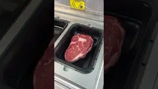 Sealing ready-made meals and meat in a ReeTray20 VGT #trays #traysealer #foodserviceindustry #food