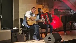 Dominique Paats, accordion en Paulus Schafer, gitaar 6