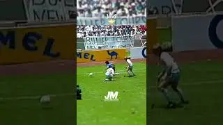 Taco de Maradona entre 3 ingleses