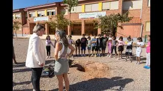 El Ayuntamiento amplía a más de 100 árboles el plan de sombraje natural en los colegios este curso