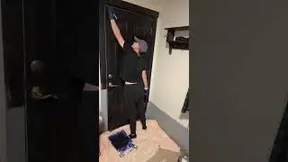 I paint the doors black. Перекрашиваю двери.