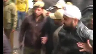 Live Police Beaten Shiv Saina & Bajrang Dal Worker For Protest Aga