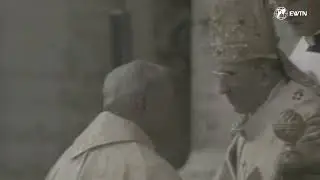 El Papa Juan Pablo I recibe el saludo del Cardenal Karol Wojtyla, el futuro Juan Pablo II