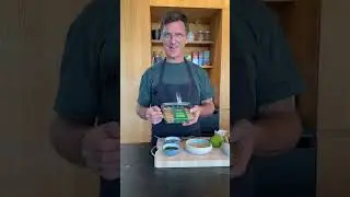 דני מדני וגלית מציג את הצמח הכי עשיר ובריא שגדל בקיבוץ בארי - מנקאי