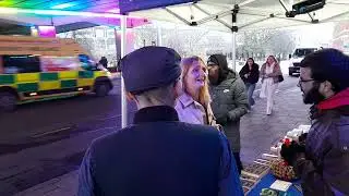 Английская пара заинтересовалась киоском, где продают даваат (традиционное индийское служение).