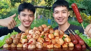 ลูกชิ้นไส้กรอกนึ่ง ราดนํ้าจิ้มซอสเข้มข้น มีมาหลายอย่างเลยครับ.