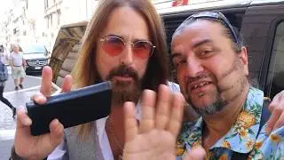 Marti Frederiksen dei The Loving Mary Band saluta i fan col Salutatore