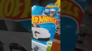 8 Hot Wheels Cars