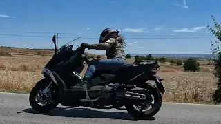 En moto con Elena Calleja: Prueba Kymco Ak 550 Premium 2024