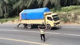 Dua unit truck tak mampu menanjak dan seorang kernet turun langsung mendorong sambil berdoa