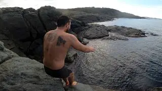 ERKEK ADAM KIŞIN DENİZE ATLAR (Donduk)
