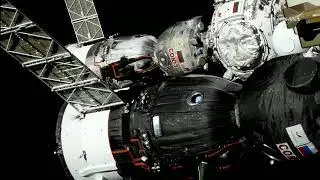 Астронавт НАСА Крис Уильямс открывает люк корабля &laquo;Союз МС-28&raquo;