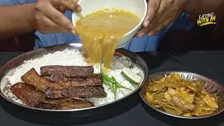 Eating Begun Vaja, Shing Mas, Ghono Dal & Rice Like A BOSS