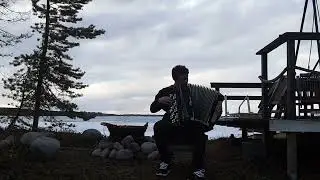 Äänisen aallot,Aatu Möttönen soittaa Manamansalossa Soiluanniemellä.