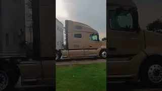 #short#volvo#beautifull#color#bigwindows#sleeper#area#visorlights#beautifulrig