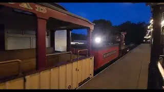 【尾班車後回廠#2】一列香港迪士尼樂園鐵路2號機車不載客以倒車回廠駛離米奇大街(Mickey Avenue)站台。