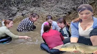 The lake water receded quickly, and the girl on the lake dammed the stream to catch big fish.