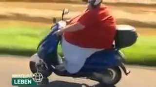 Dicker Mann f&auml;hrt Roller! :D XD