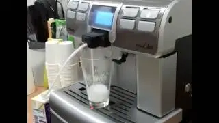 Приготовление латте с помощью Saeco Aulika Top High Speed Cappuccino