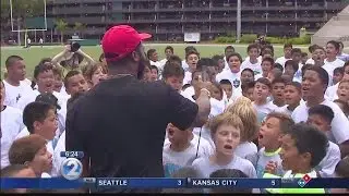 Seahawks head coach Pete Carroll spreads aloha at Michael Bennett's free football clinic