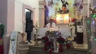 Misa de Noche Buena. Preside el Pbro. Jaime Alvarado Garduño. Capilla de San Miguel. Quiroga, Mich.