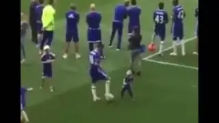 Эден Азар играет с сыном Лео