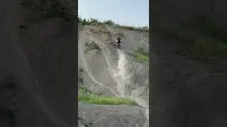 Неприятная горка попалась #кевс #kews #enduro #motovlog #zuumav #motoland #gorkha #ktm #yamaha #kawa