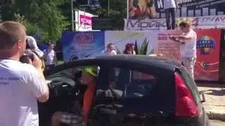 Маленькая Пежо ( Peugeot ) давит басс 154 dB / Фестиваль автозвука в г Краснозаводске