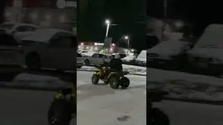 первый снег на жёлтом. Красиво залетел боком 😅#ATV #Снег