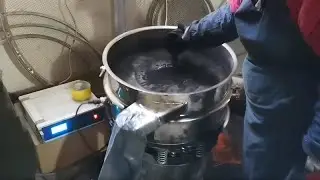 Ultrasonic sieving machine sieving graphite powder