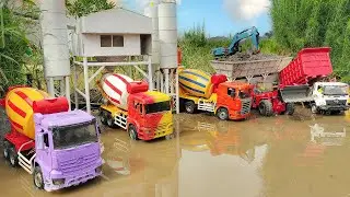 Lewat Jalan Banjir Mobil Truk Tronton RC Molen Cor Mixer Beton Ngecor Jalan Melewati Jalan Lumpur