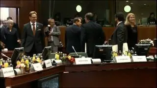 Berlusconi caught checking derri&egrave;re of Danish PM Thorning-Schmidt