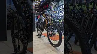 Santa Cruz V10 Maven Black 🖤 #SantaCruz #PlayBike #OameniCareSeDau