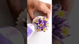 Easy flower piping using a Russian piping tip 🌸✨️ #cupcake #buttercream #russianpipingtip
