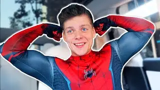 bi spider-man infiltrates comic-con!