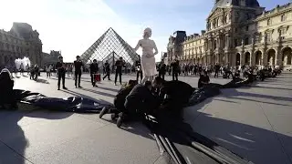 Lib&eacute;rons Le Louvre : P&eacute;trole ad nauseam au Mus&eacute;e du Louvre