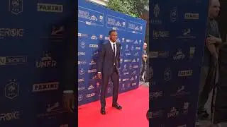 ⚽️ El zaguero ecuatoriano Willian Pacho estuvo presente en los premios UNFP de la liga francesa.