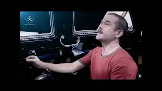 Chris Hadfield Canadian Astronaut and Spaceship Commander, Space Oddity di David Bowie