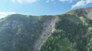 三嶺山頂付近にある2つの大規模崩壊地