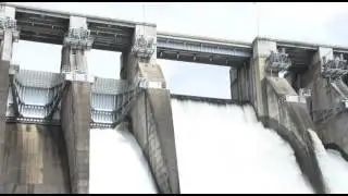 Warragamba Dam overflowing .mov