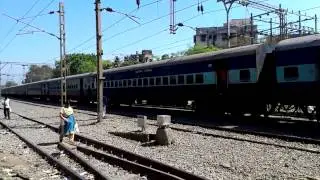 Huge Offlink on Indian Railways - UBL 12311 WDG4 hauling Kerala Sampark Kranti in LHF mode..!!