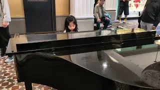 kid rocking the piano @ qvb