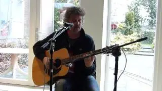Bert Koops akoestisch op gitaar- Warkende Helden