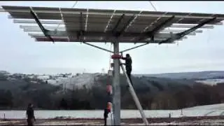 4ess - Etape d&eacute;licate du montage de suiveurs solaires Sonnen System...