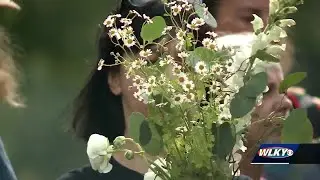 Vintage flower truck brings bouquets to Louisville